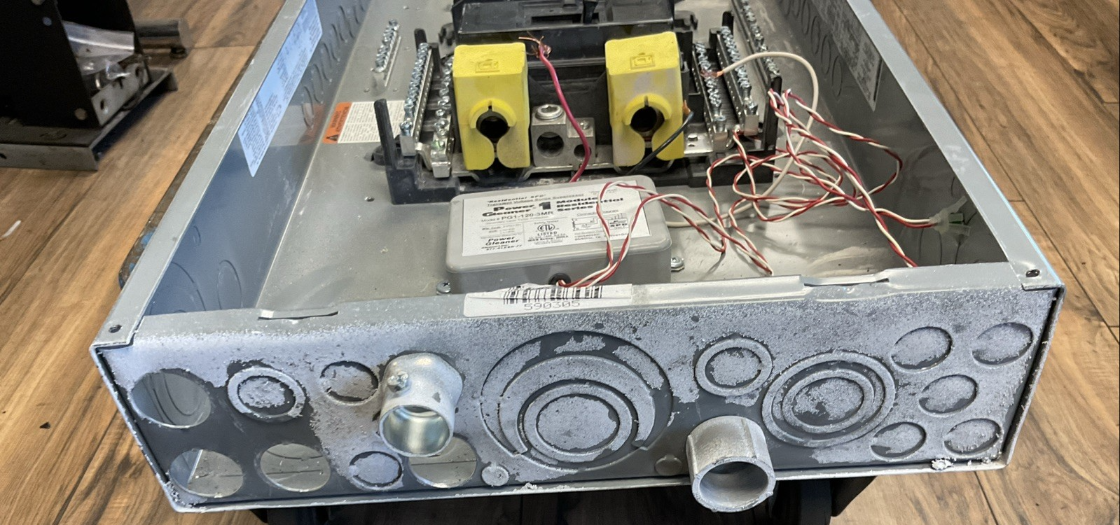 SQUARE D QOC42US BREAKER PANELBOARD TYPE 1 SER S01 200AMP MAIN BREAKER11