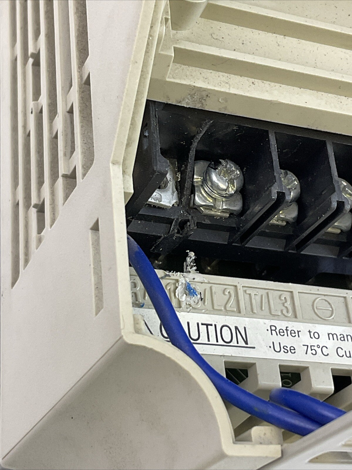 YASKAWA CIMR-E7U42P2 AC VARISPEED E7 DRIVE OUTPUT 3PH 0-480VAC 5.3A 4.0kVA INPUT7