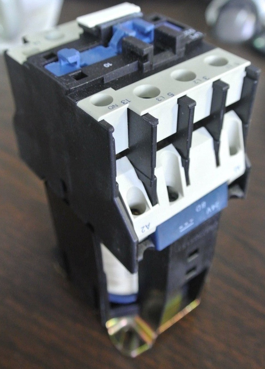 TELEMECANIQUE LP1 D3210BD - CONTACTOR  24VDC, 15kW/400V, 20HP/460V - NEW SURPLUS3