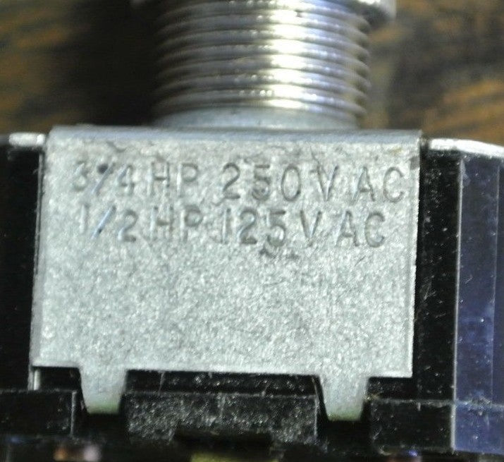 CUTLER-HAMMER 7547K40 TOGGLE SWITCH 3-POSITION, CENTER OFF NEW SURPLUS LOT of 103