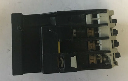 SIEMENS 3TF3300-0A CONTACTOR 5A 600VAC ***LOTOF3***8