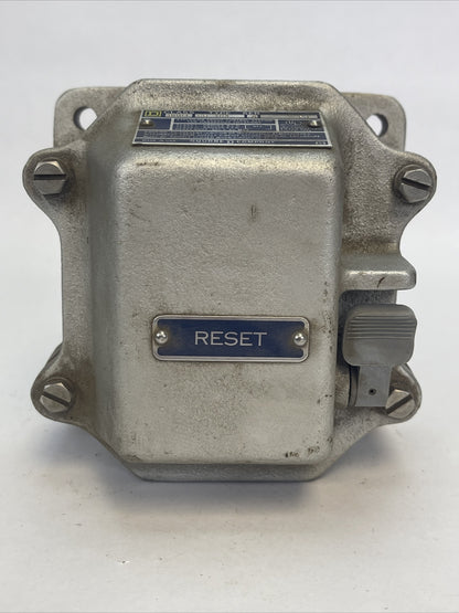 SQUARE D CLASS 9001 TYPE GR-104 SER A PUSHBUTTON RESET STATION 600VAC0