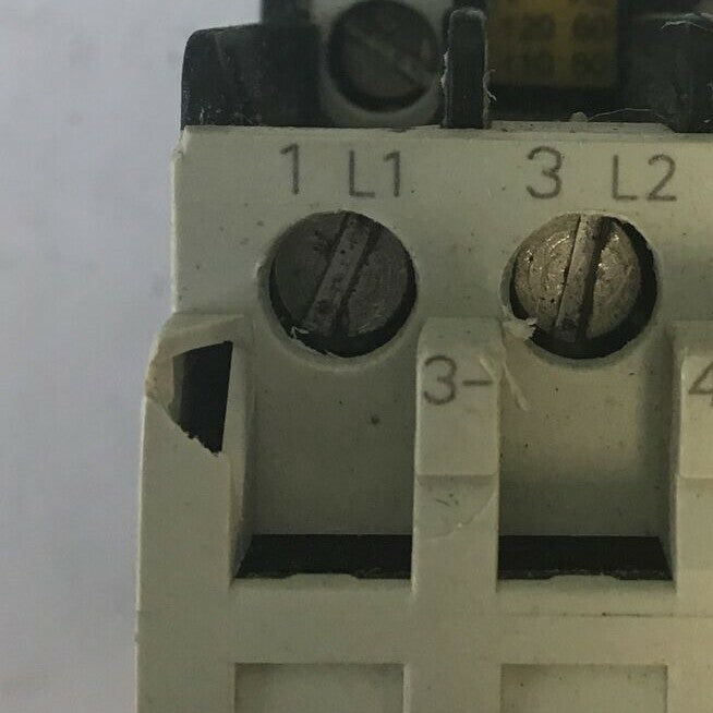 SIEMENS 3TF3300-0A CONTACTOR 5A 600VAC ***LOTOF3***3