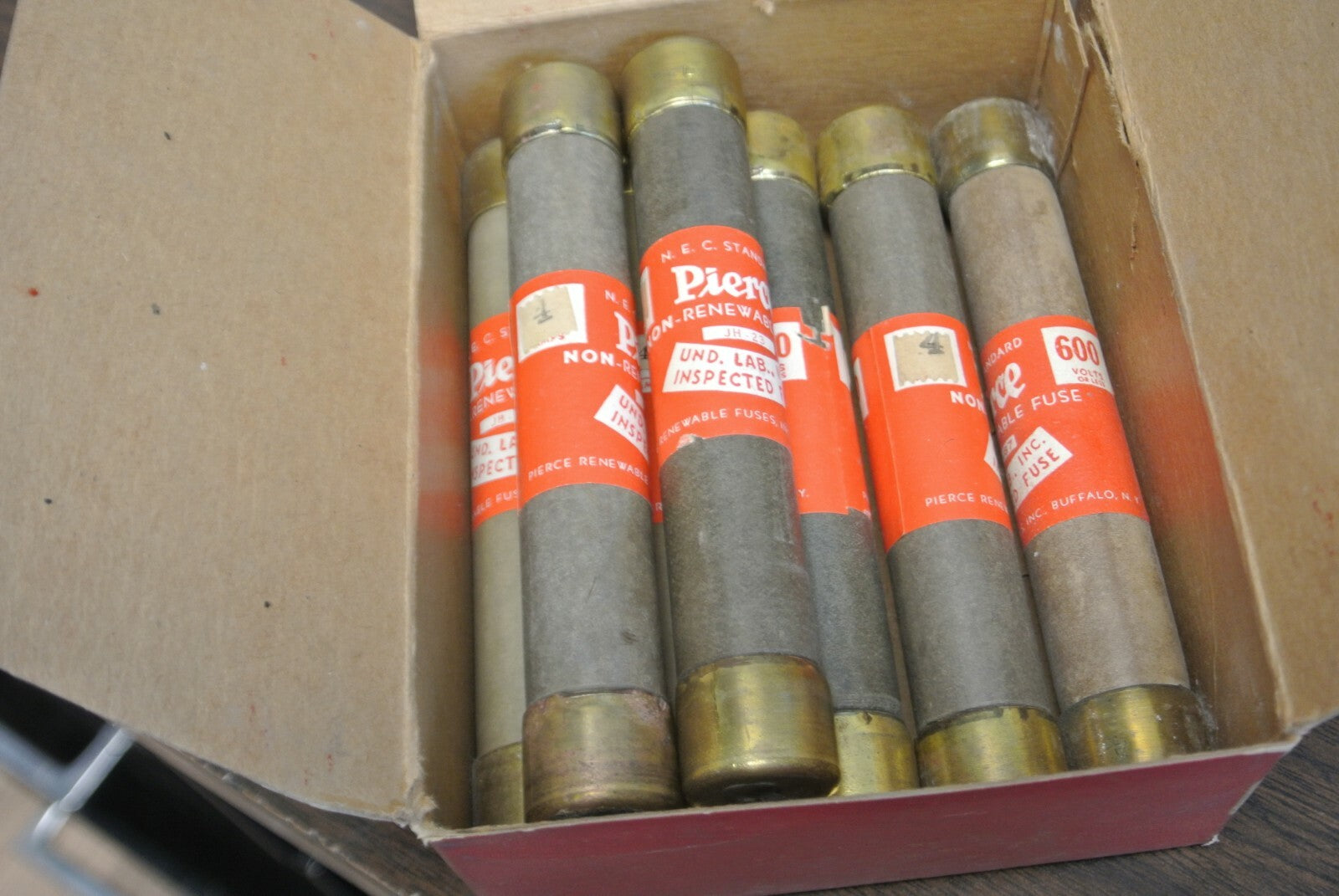 LOT of 7 / PIERCE NON-RENEWABLE FUSES 4A / 600V / NEW SURPLUS0