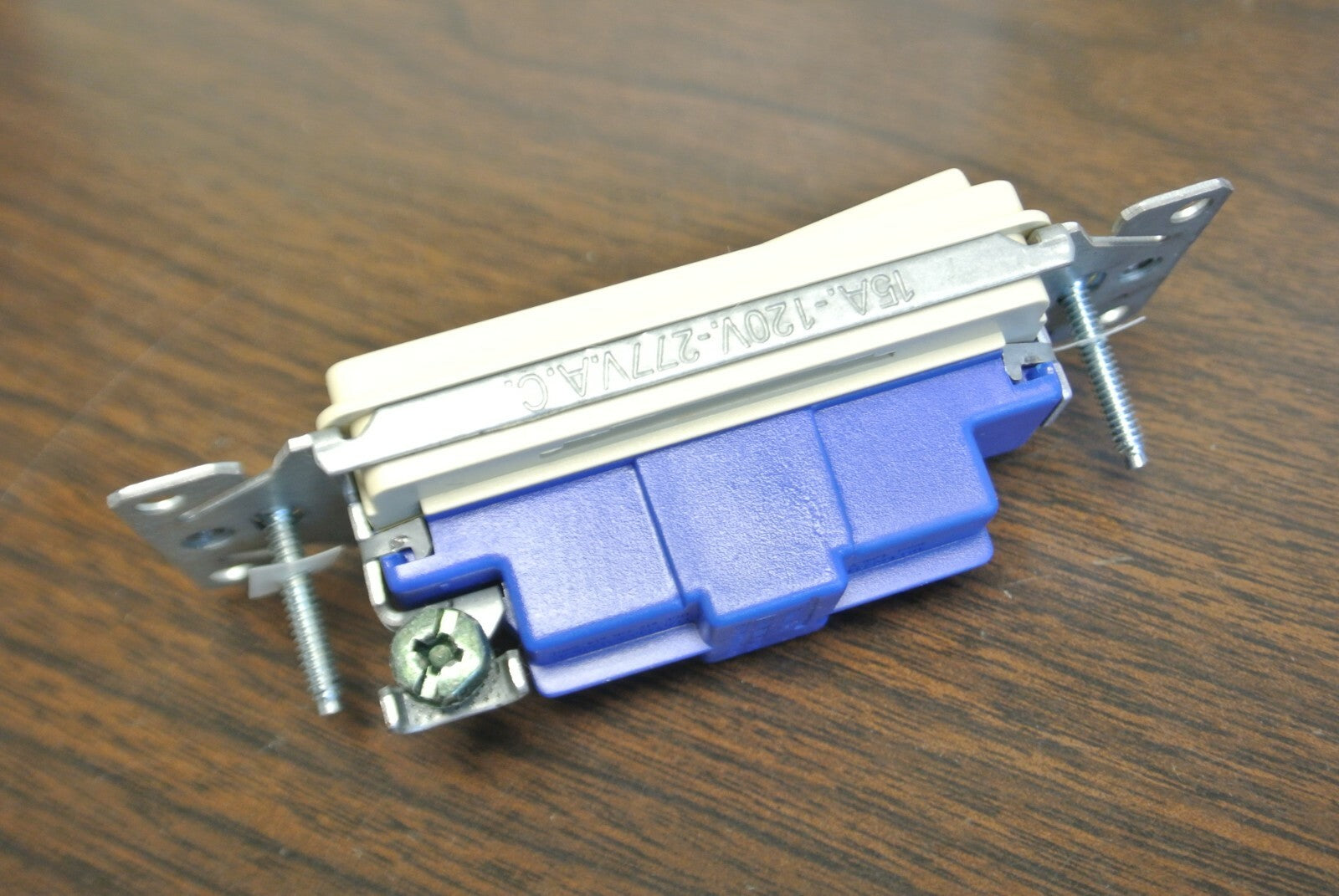 BOX of 10 / COOPER 7501V DECORATOR SINGLE POLE SWITCH / IVORY / 15A / 120/277VAC5