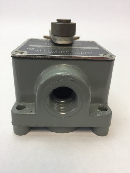 ALLEN BRADLEY 801-ASG17 LIMIT SWITCH ROLLER LEVER 600V AC/DC 2 NC CONTACTS 7