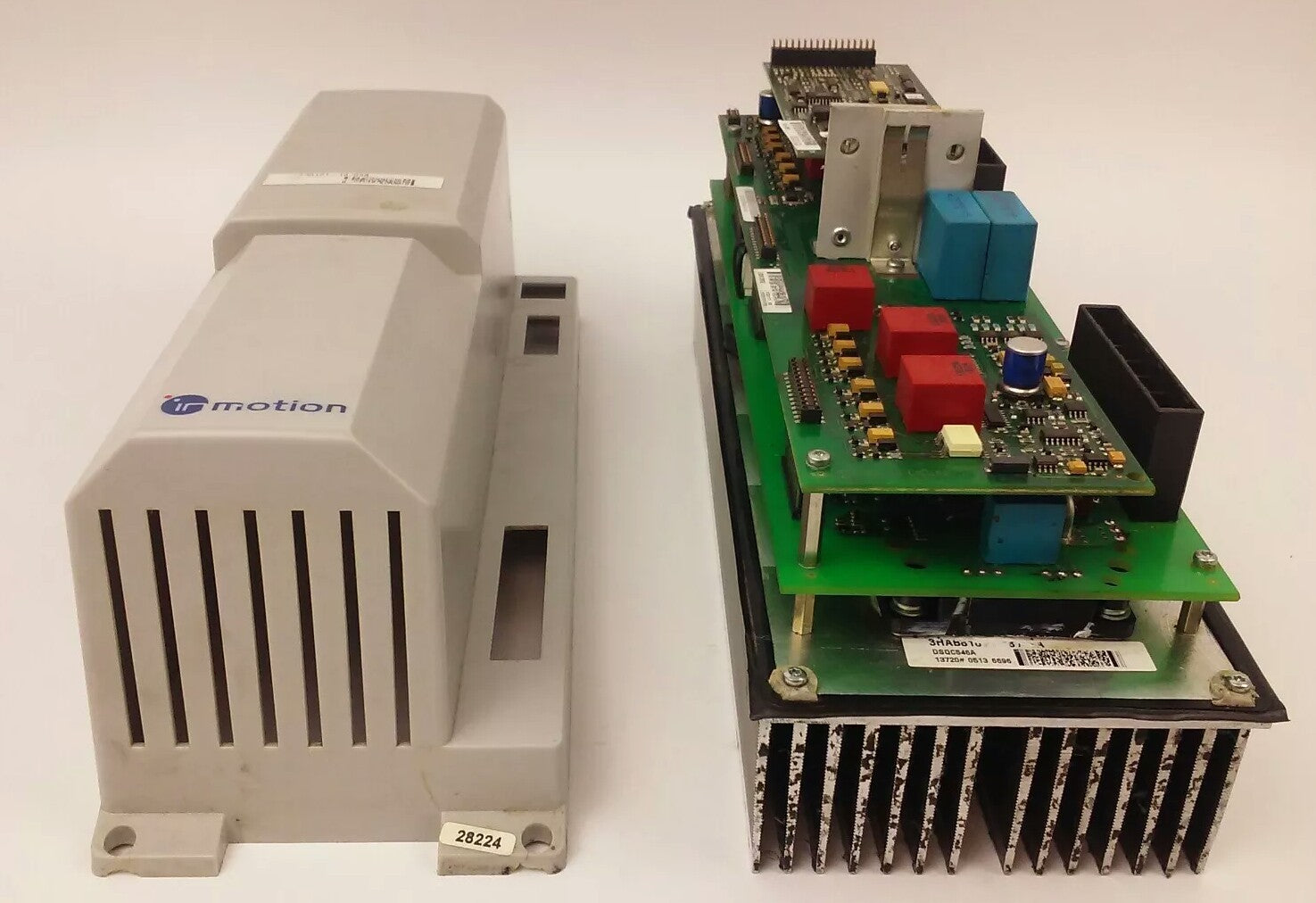 ABB INMOTION 3HAB8101-18/09A SERVO DRIVE DSQC546A, COVER W/ SCREWS ARE BROKE0