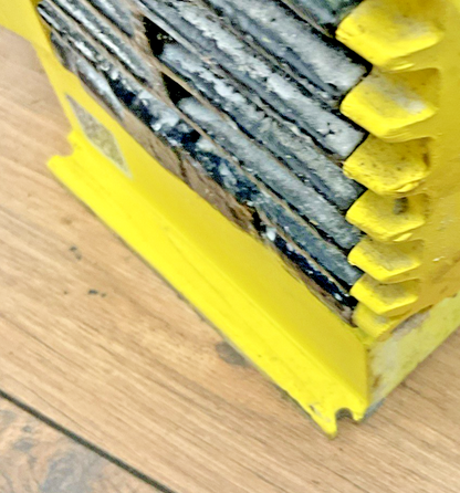 LMI C771-25HV METERING PUMP 120V 50/60HZ 6 30A *MOUNTING HOLES BROKEN*8