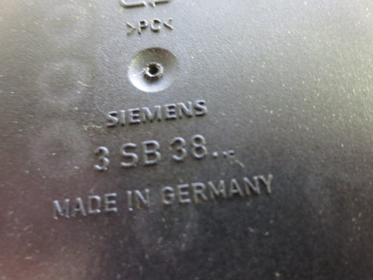 SIEMENS 3SB3 801-0AA3 HOUSING, 1-HOLE STATION ENCLOSURE 22mm PLASTIC NEW SURPLUS0