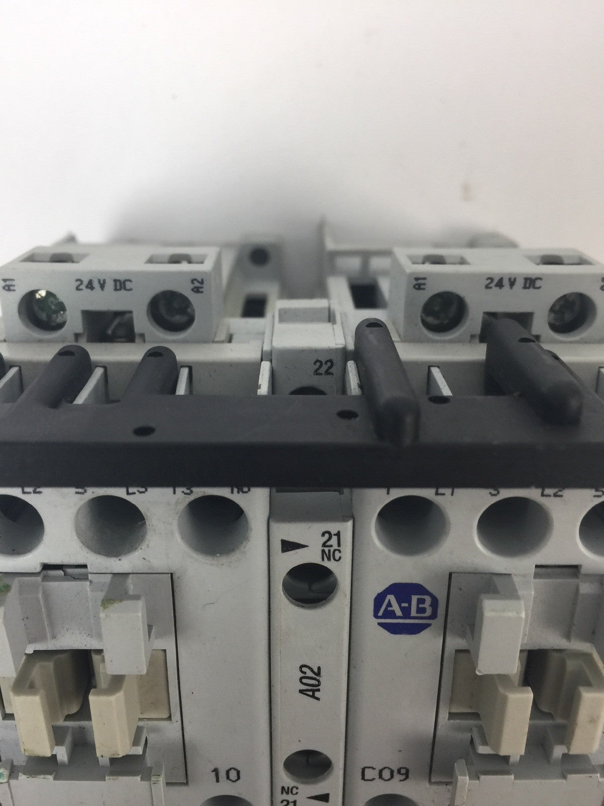 ALLEN BRADLEY 100-C09Z*10 REVERSING CONTACTOR 600VAC 25A COIL 24VDC9