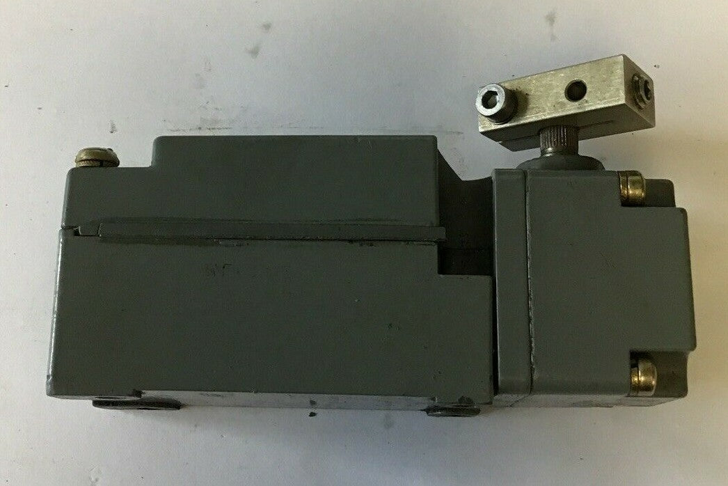 CUTLER HAMMER E50SB SER.A2 A600 LIMIT SWITCH W/ E50DD1 SWITCH HEAD.2