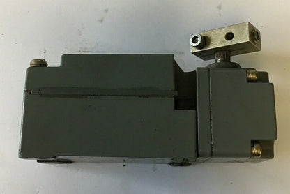 CUTLER HAMMER E50SB SER.A2 A600 LIMIT SWITCH W/ E50DD1 SWITCH HEAD.2