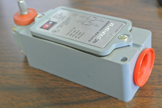CUTLER-HAMMER 10316H2372C - OILTIGHT LIMIT SWITCH - 1 N.O., 1 N.C. - NEW SURPLUS0