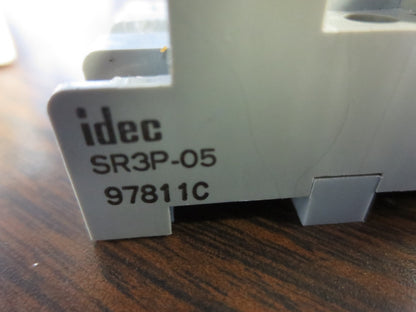 IDEC RR3PA-U RELAY w/ SR3P-05 BASE 120VAC, 50/60Hz - 28Y10 28YIO3
