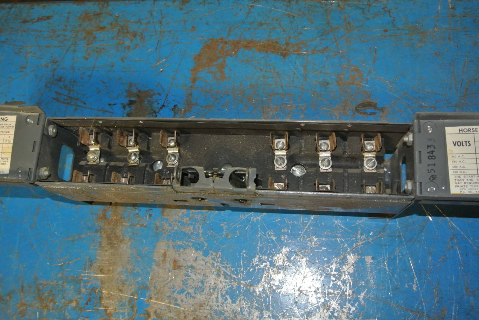 I-T-E V7A3211 - TWIN FUSIBLE PANELBOARD SAFETY SWITCH - 240V, 30A, 3-POLE2