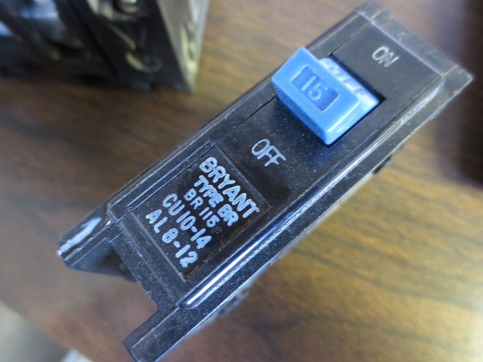 BRYANT B115 CIRCUIT BREAKER 15A - LOT of 100