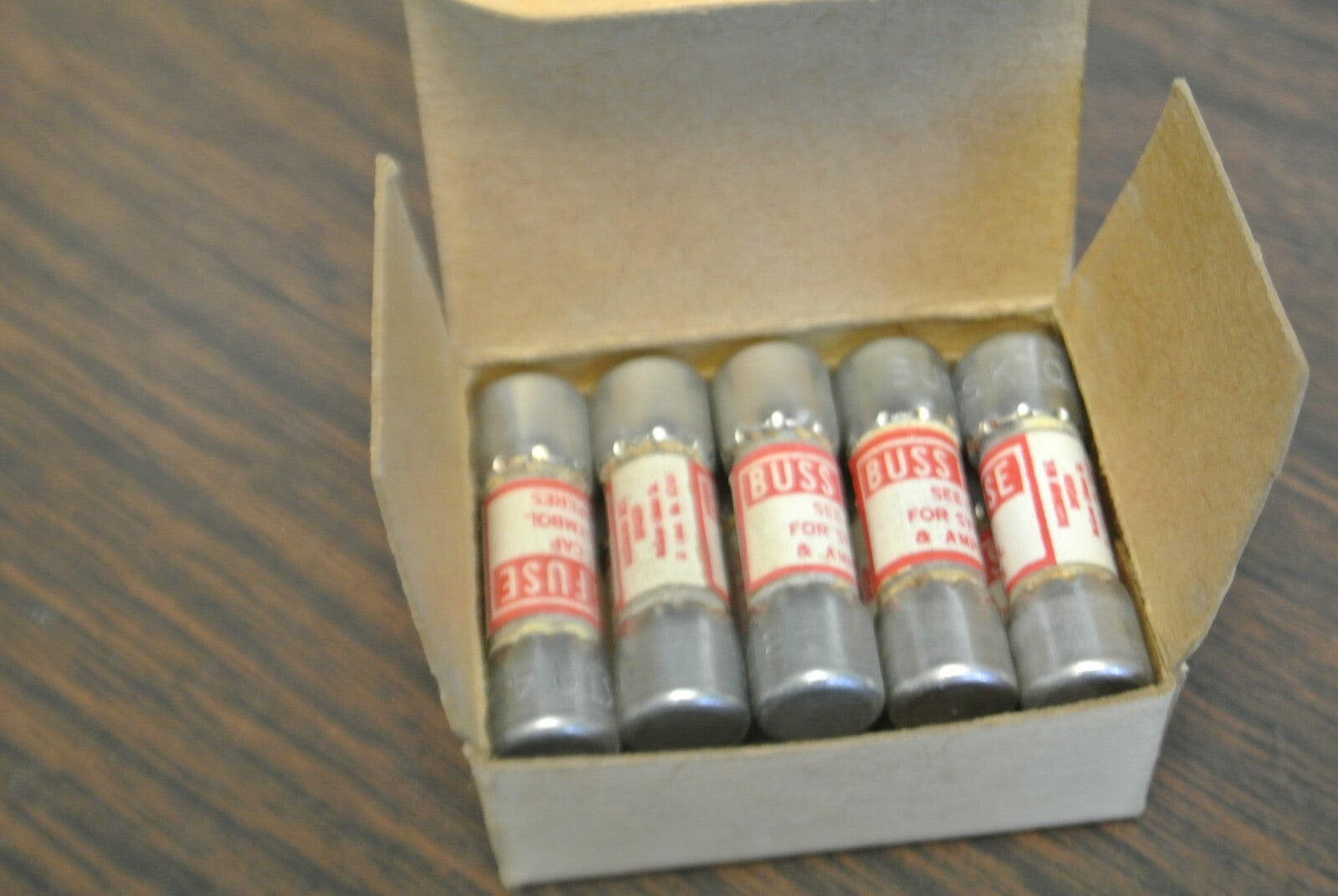 BOX of 10 / BUSS KTQ4 FAST-ACTING MIDGET FUSE / 4A / 600V / NEW SURPLUS / KTQ-40