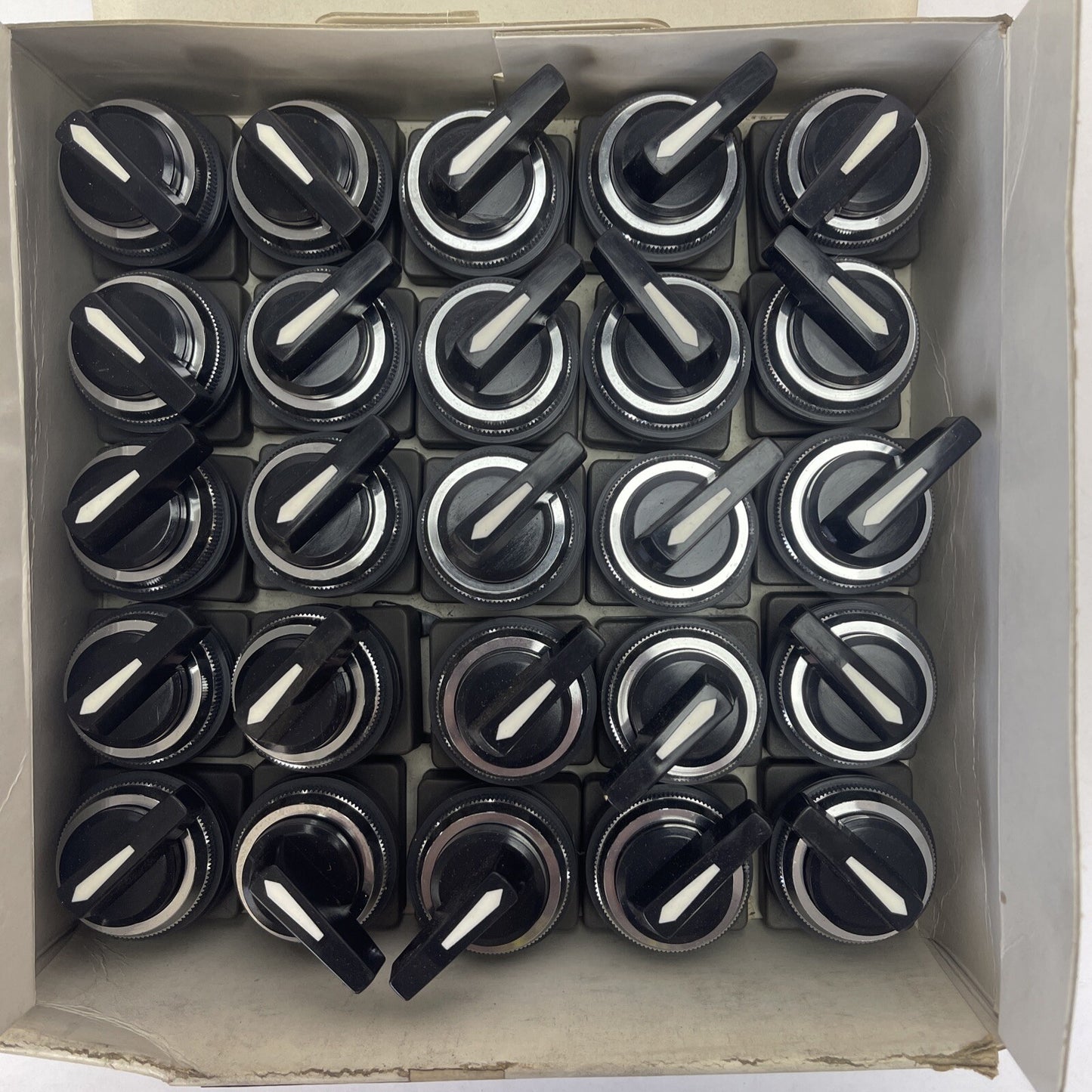 IDEC ASN 2L00 B SELECTOR SWITCH (LOT OF 25)0