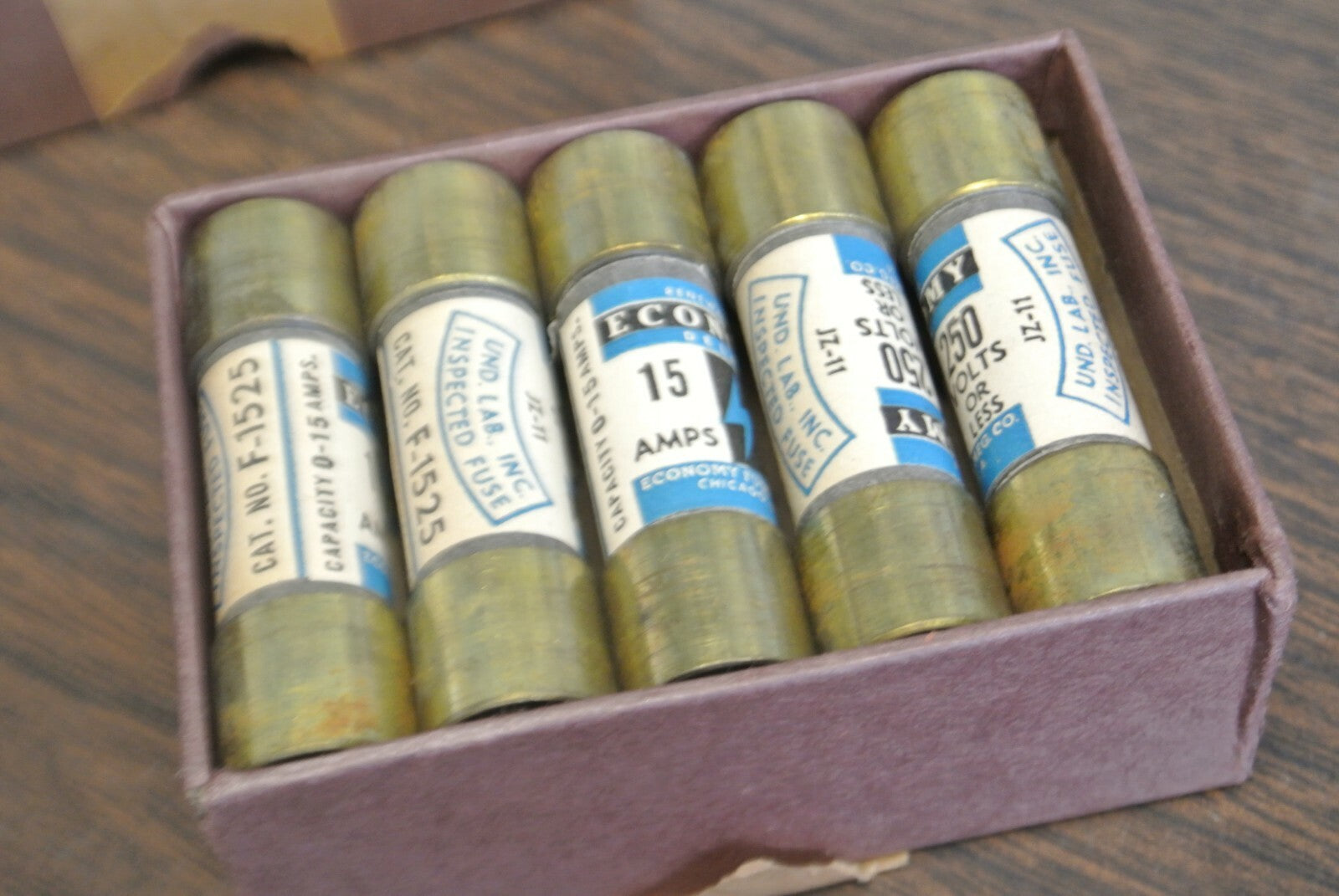 BOX of 10 / ECONOMY F-1525 RENEWABLE FUSE / 15A / 250V / NEW SURPLUS2