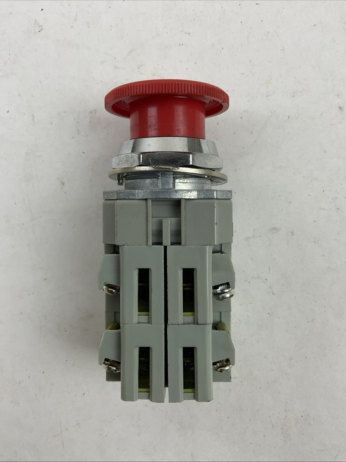 IDEC AVD311N-R RED TWIST-RELEASE EMERGENCY STOP MUSHROOM BUTTON2