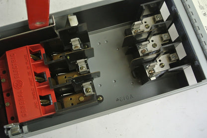 GE QMR361 FUSIBLE QMR-TYPE PANELBOARD / DISCONNECT SWITCH - 600V, 30A, 3-POLE2