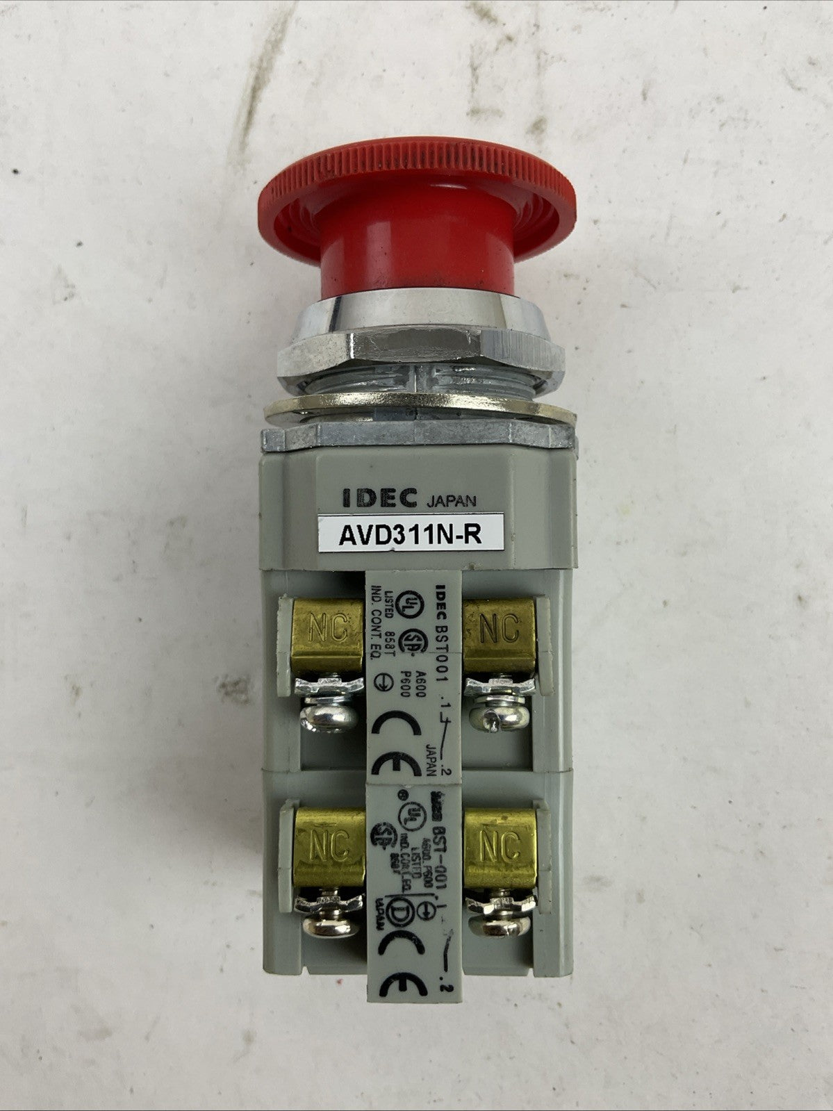 IDEC AVD311N-R RED TWIST-RELEASE EMERGENCY STOP MUSHROOM BUTTON1