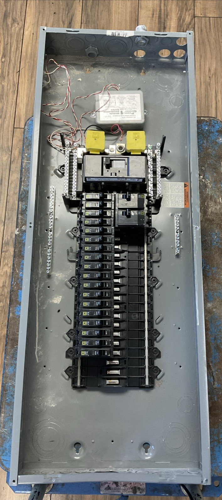 SQUARE D QOC42US BREAKER PANELBOARD TYPE 1 SER S01 200AMP MAIN BREAKER4