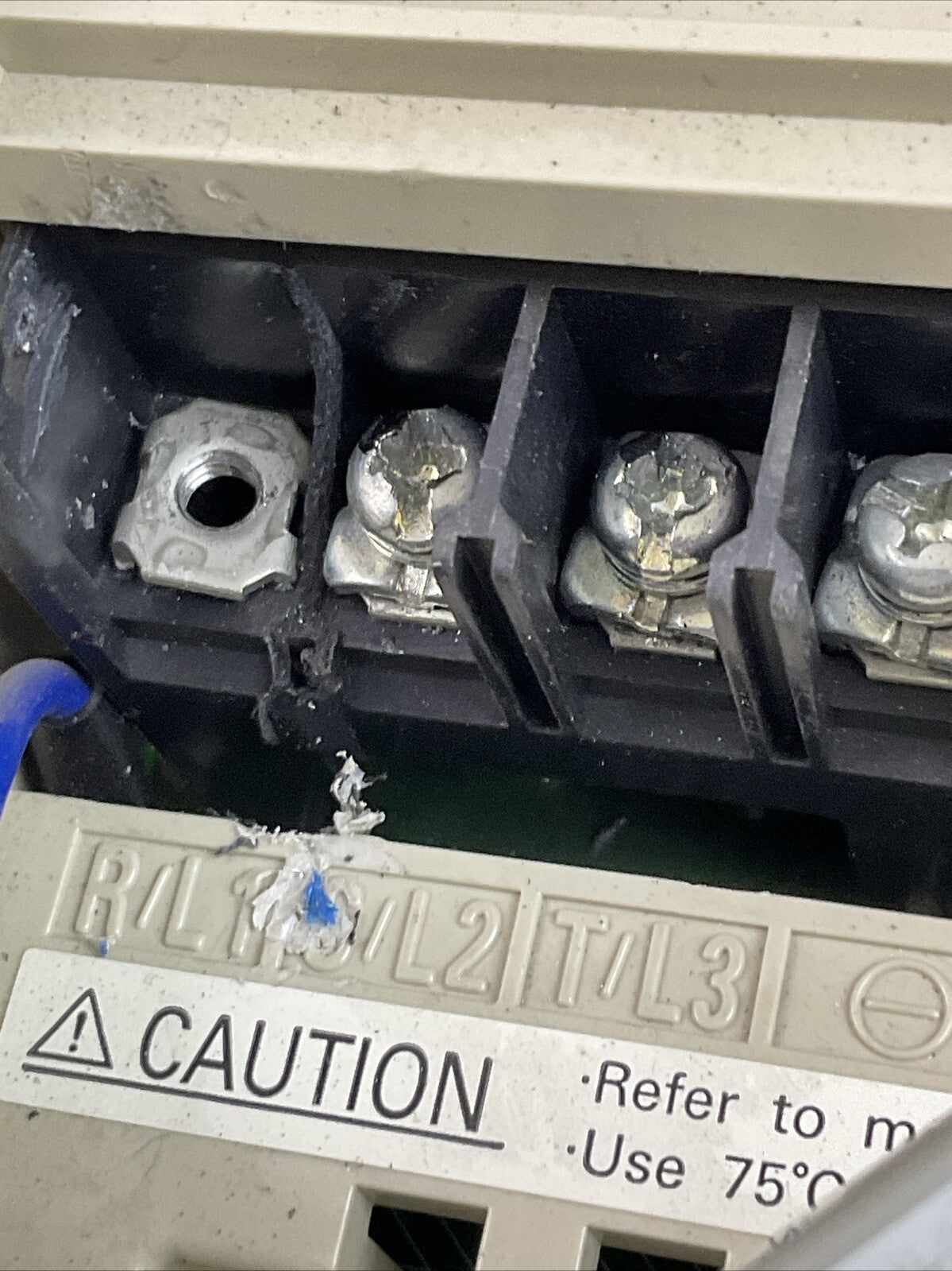 YASKAWA CIMR-E7U42P2 AC VARISPEED E7 DRIVE OUTPUT 3PH 0-480VAC 5.3A 4.0kVA INPUT8