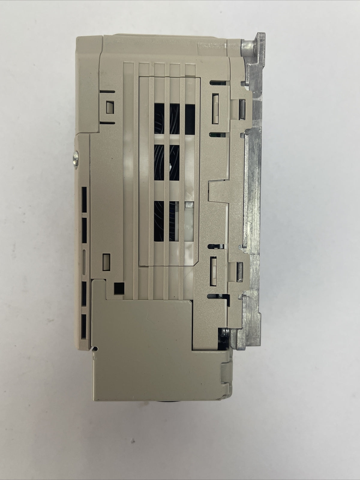 YASKAWA CIMR-VUBA0002FAA AC DRIVE REV C OUTPUT 0-240VAC 1.9/1.6A 0-400HZ INPUT5