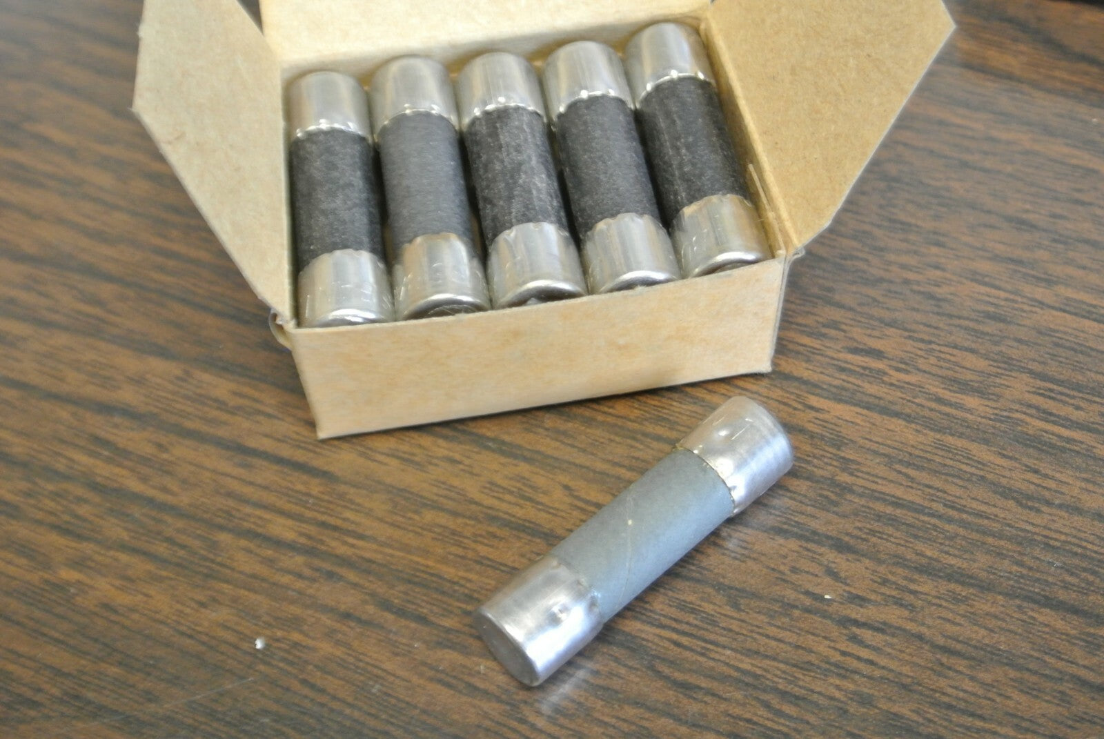 LOT of 11 / BUSS BAN-1 MIDGET FUSE / 1A / 250V / NEW SURPLUS / BAN10