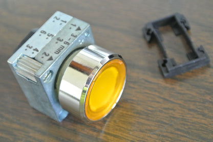 SIEMENS 3SB3501-0AA01 - PUSH BUTTON, ILLUMINATED, AMBER - NEW SURPLUS2