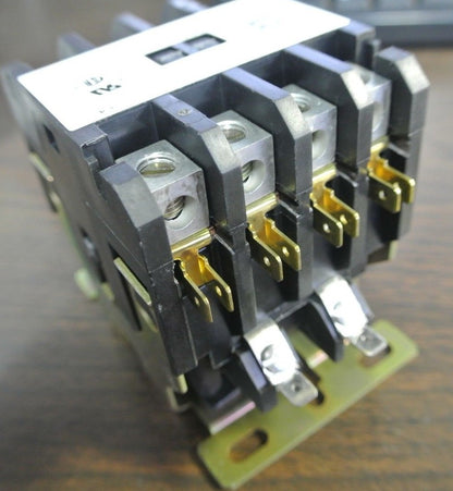 CUTLER-HAMMER C25ENF440 DEFINITE PURPOSE CONTACTOR - 24V COIL, 40A - NEW SURPLUS2