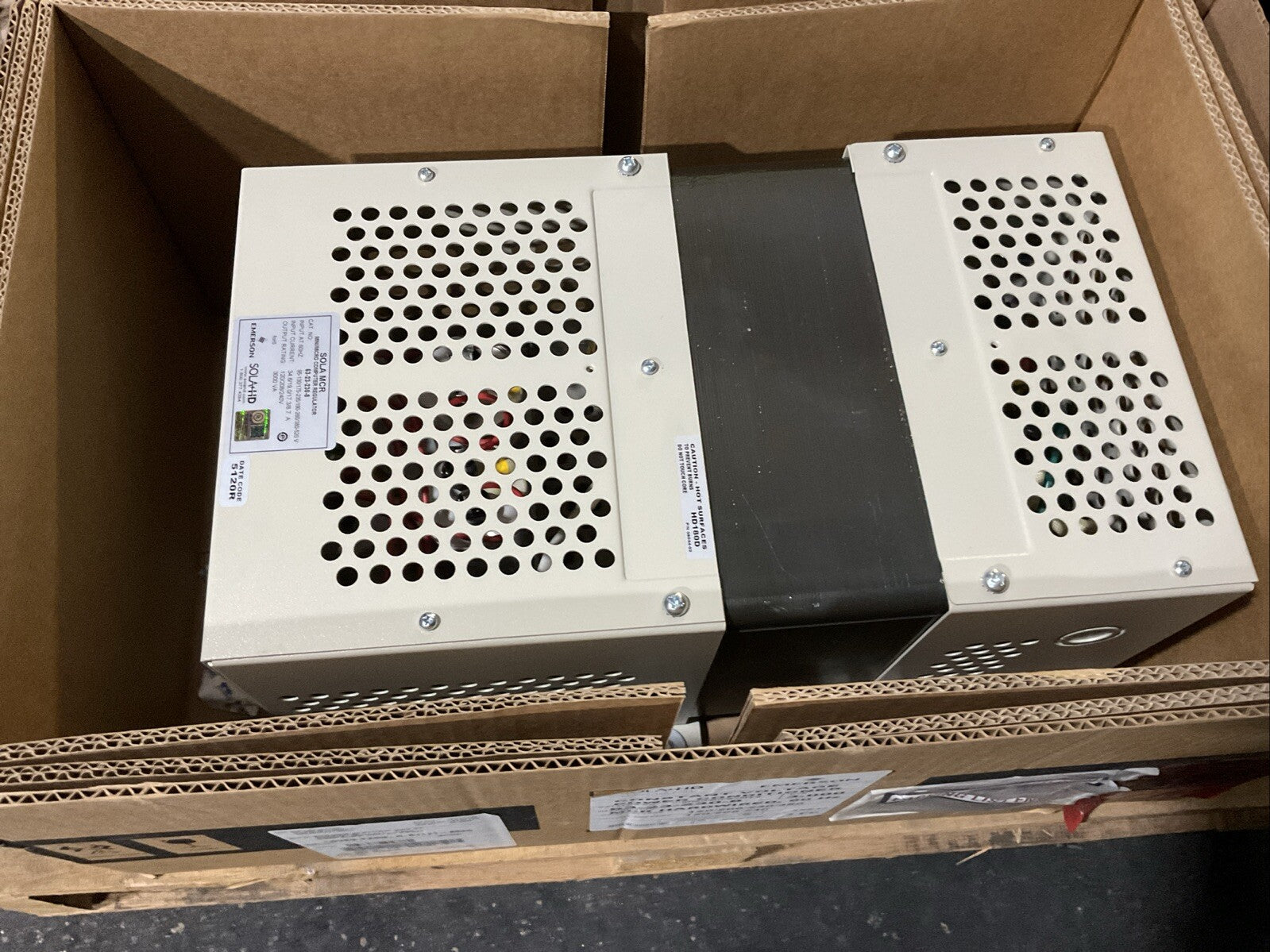 SOLA MCR 63-23-230-8 MINI/MICRO COMPUTER REGULATOR OUTPUT 120/208/240V 3000VA4