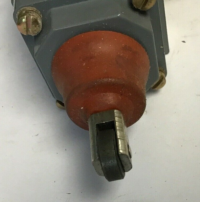 CUTLER HAMMER 10316H9835 LIMIT SWITCH 600VAC 8