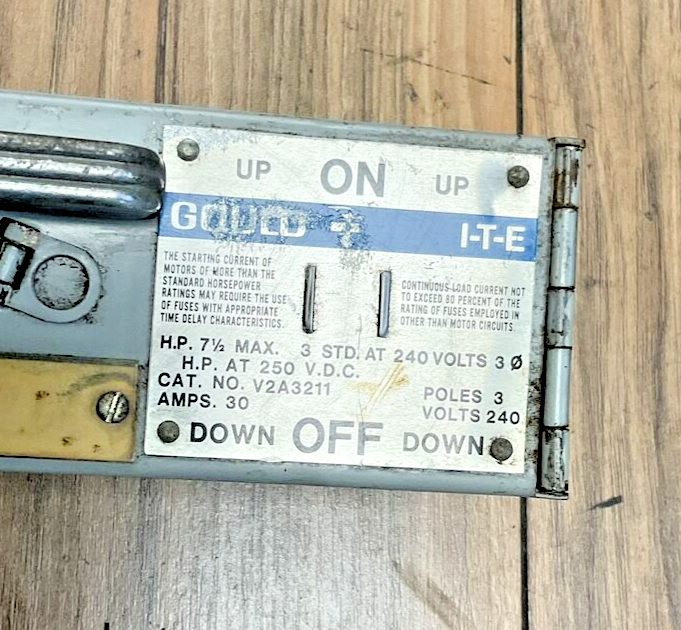 GOULD / ITE V2A3211 TWIN PANELBOARD SWITCH HP 7 1/2 240V/250VDC 3POLE 30A 3PH2