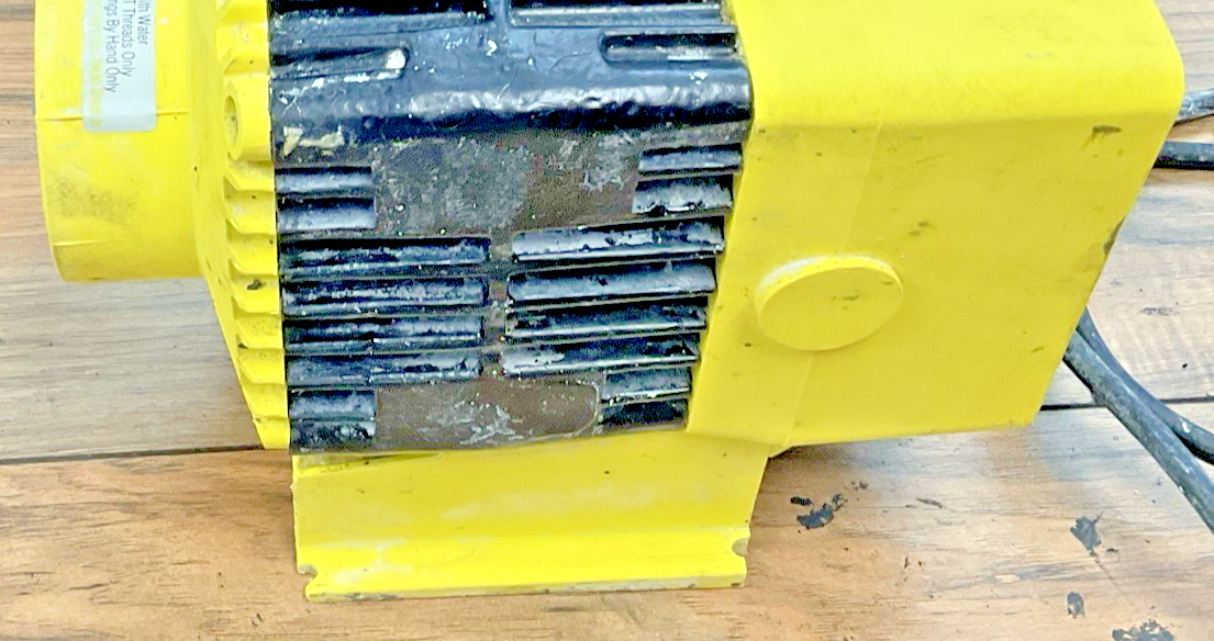 LMI C771-25HV METERING PUMP 120V 50/60HZ 6 30A *MOUNTING HOLES BROKEN*4