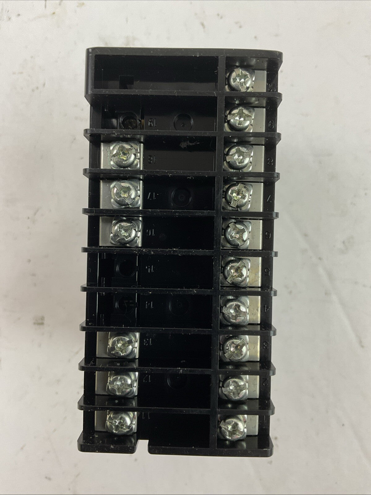 OMRON E5EN-R3MT-500 TEMPERATURE CONTROLLER 100-240VAC 50/60HZ 10VA4