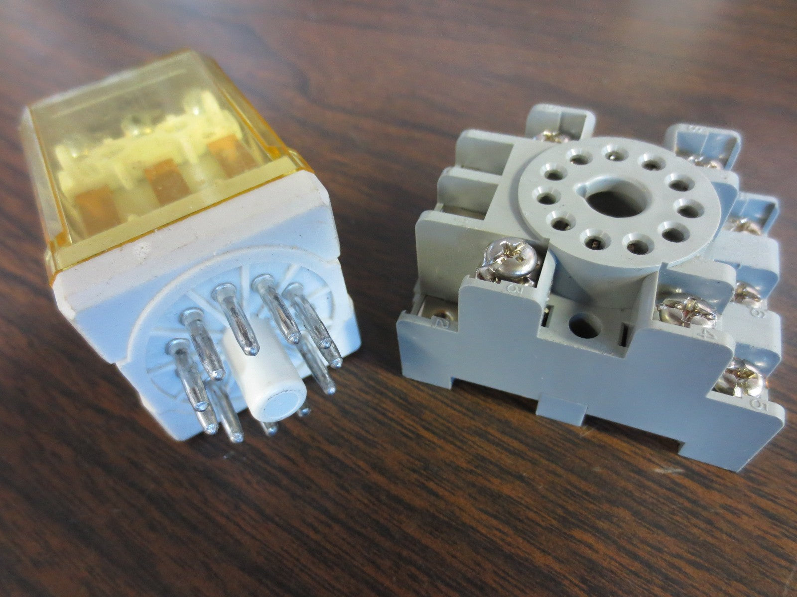 IDEC RR3PA-U RELAY w/ SR3P-05 BASE 120VAC, 50/60Hz - 28Y10 28YIO1