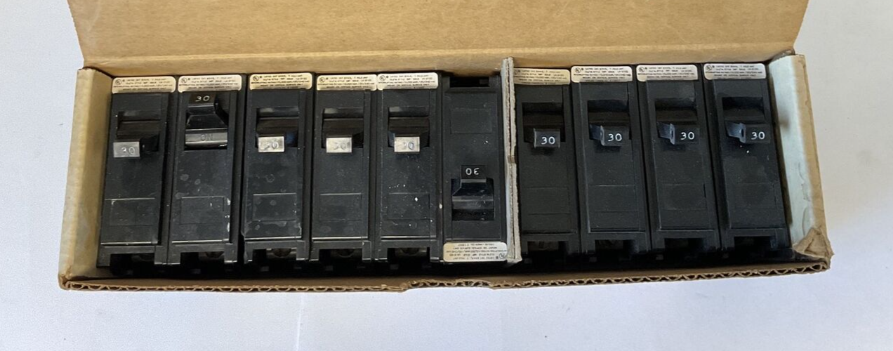 CROUSE-HINDS MP30 CIRCUIT BREAKER 30A 120/240VAC STYLE MP 2POLE ***LOTOF10***1