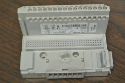ALLEN-BRADLEY 1794-TB2 TERMINAL BASE / Ser. A, Rev. A01 / 120VAC / 10A3