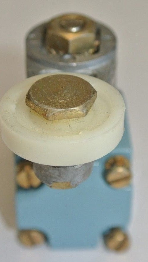 TELEMECANIQUE XCK-D31 LIMIT SWITCH ROLLER-TYPE HEAD - NEW SURPLUS- ZCK-314