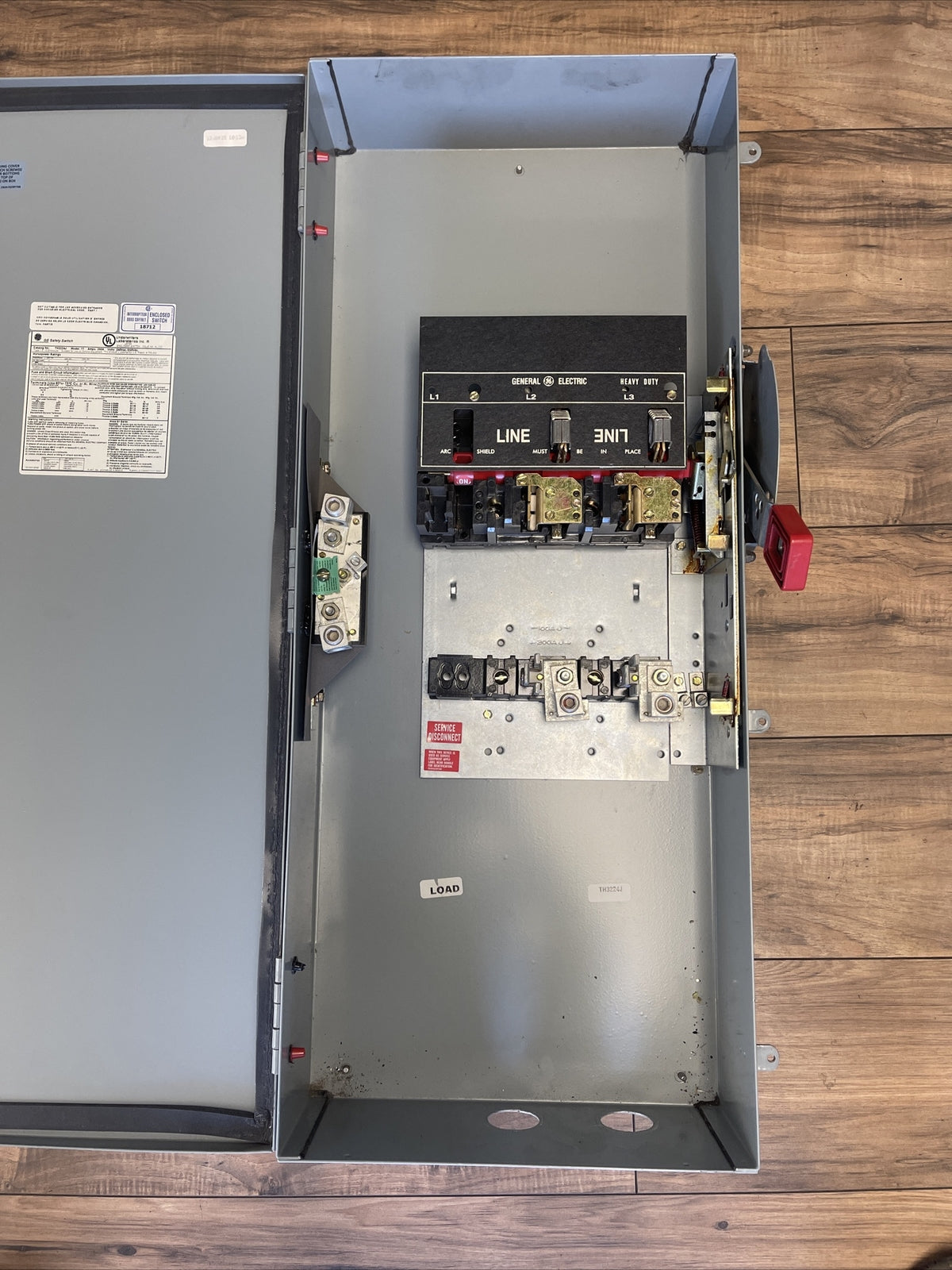 GE TH3224J MODEL 11 FUSIBLE SAFETY SWITCH 200A 240VAC 250VDC 60HP 2P TYPE 1,5,128