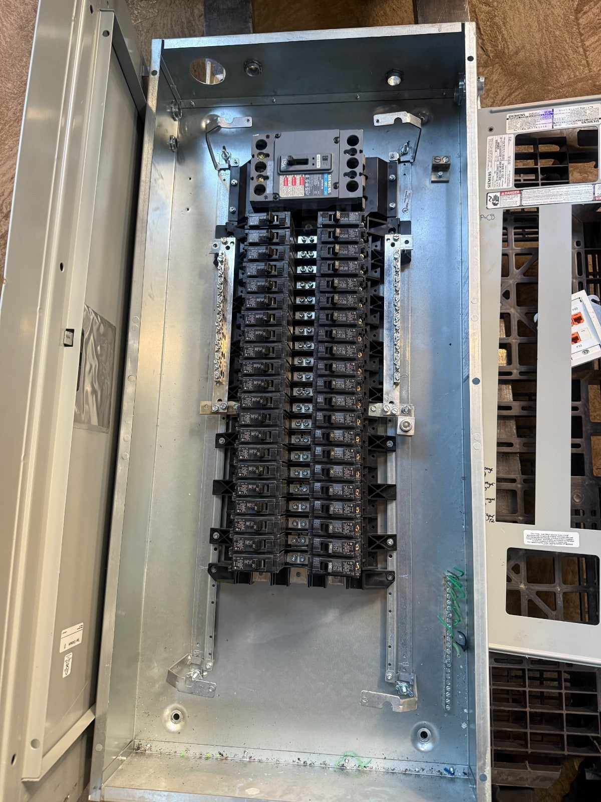 SIEMENS P1X42MC250CT 208Y/120V PANELBOAD QR2B125 MAIN CIRCUIT BREAKER (42)20A6