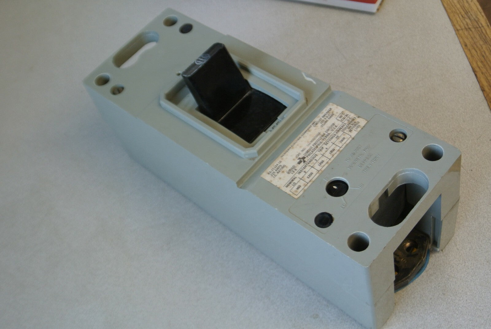 I-T-E / GOULD KS-21124 L5 CIRCUIT BREAKER / 225A / 2 POLE / NO LUGS3