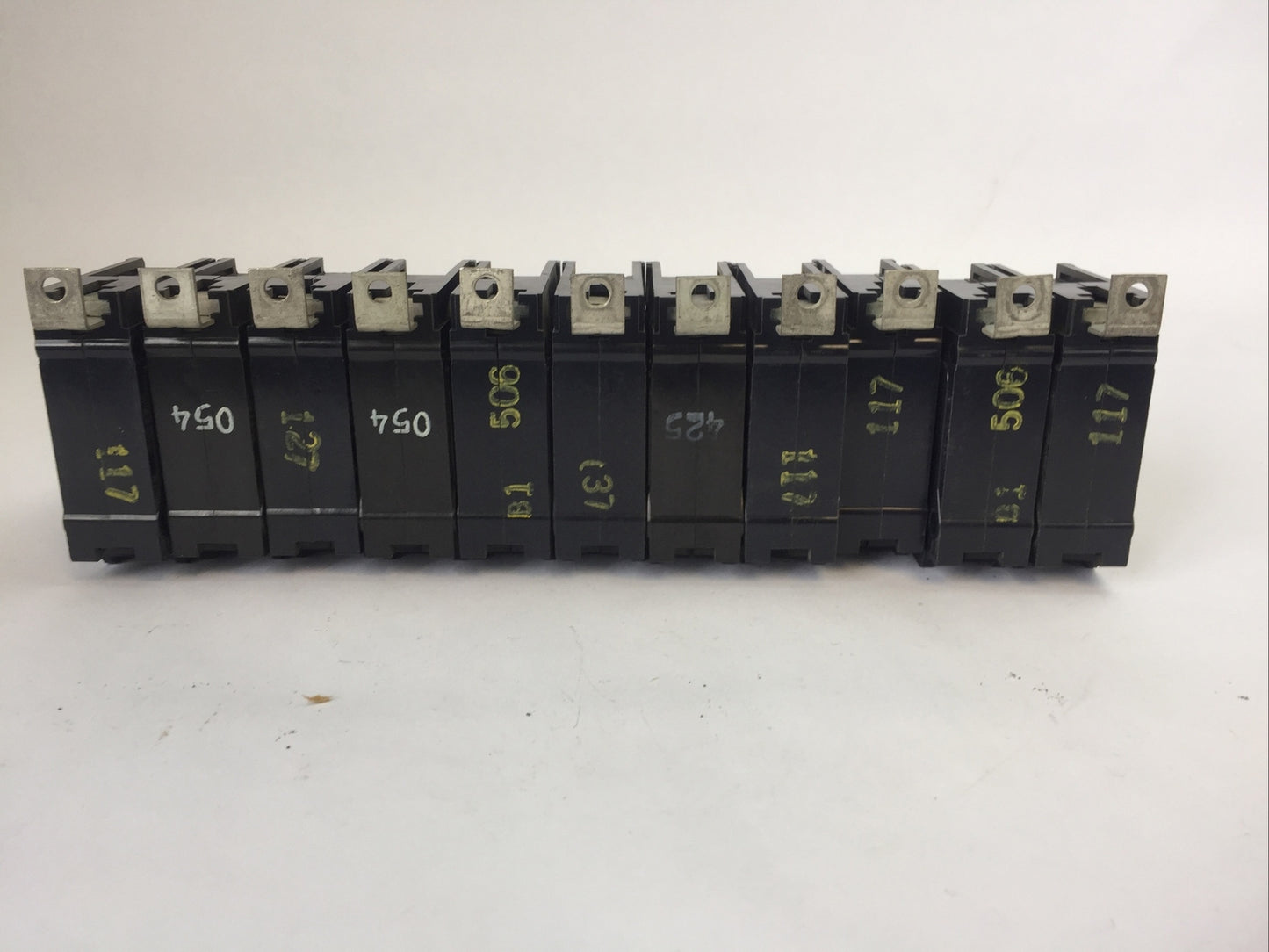 CHALLENGER/SYLVANIA BQ1C020 CIRCUIT BREAKER 1POLE 20AMP 120/240VAC (LOT OF 11)3