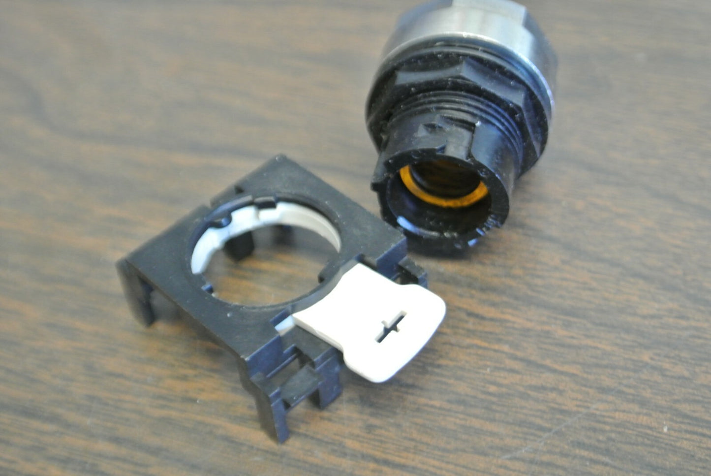 CUTLER-HAMMER E22N9 FLUSH ILLUM PUSHBUTTON OPERATOR / AMBER / 25mm / NEW SURPLUS2