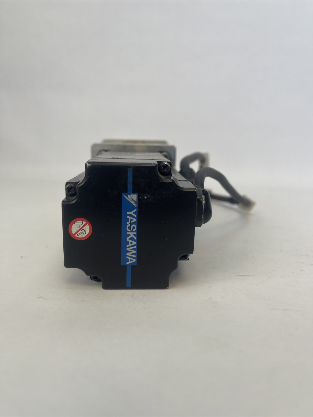 YASKAWA SGM7J-04A7C6E AC SERVO MOTOR 200VAC 2.5A 400W PF70L1-10-P2-S2-14-30-50-73