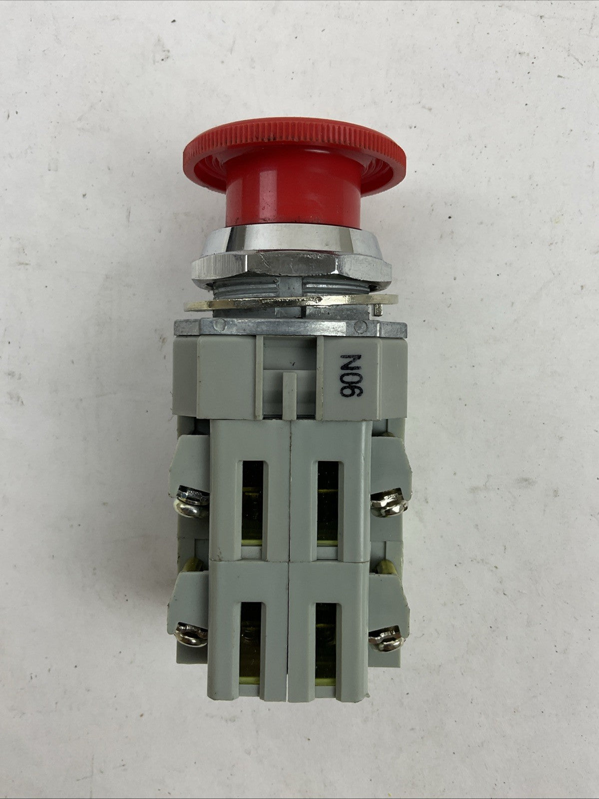 IDEC AVD311N-R RED TWIST-RELEASE EMERGENCY STOP MUSHROOM BUTTON4