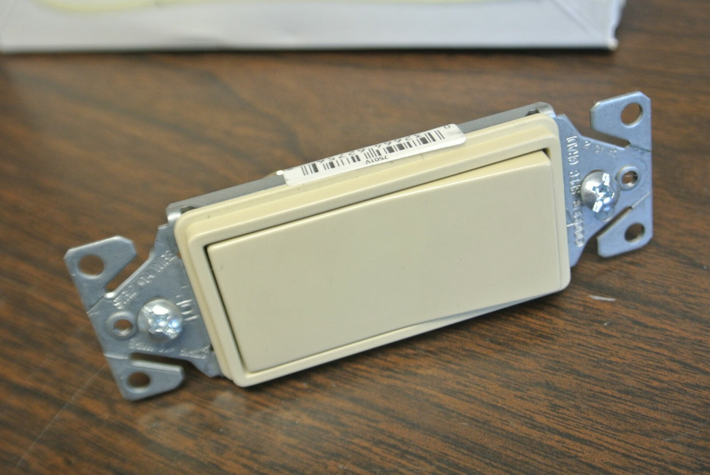 BOX of 10 / COOPER 7501V DECORATOR SINGLE POLE SWITCH / IVORY / 15A / 120/277VAC4