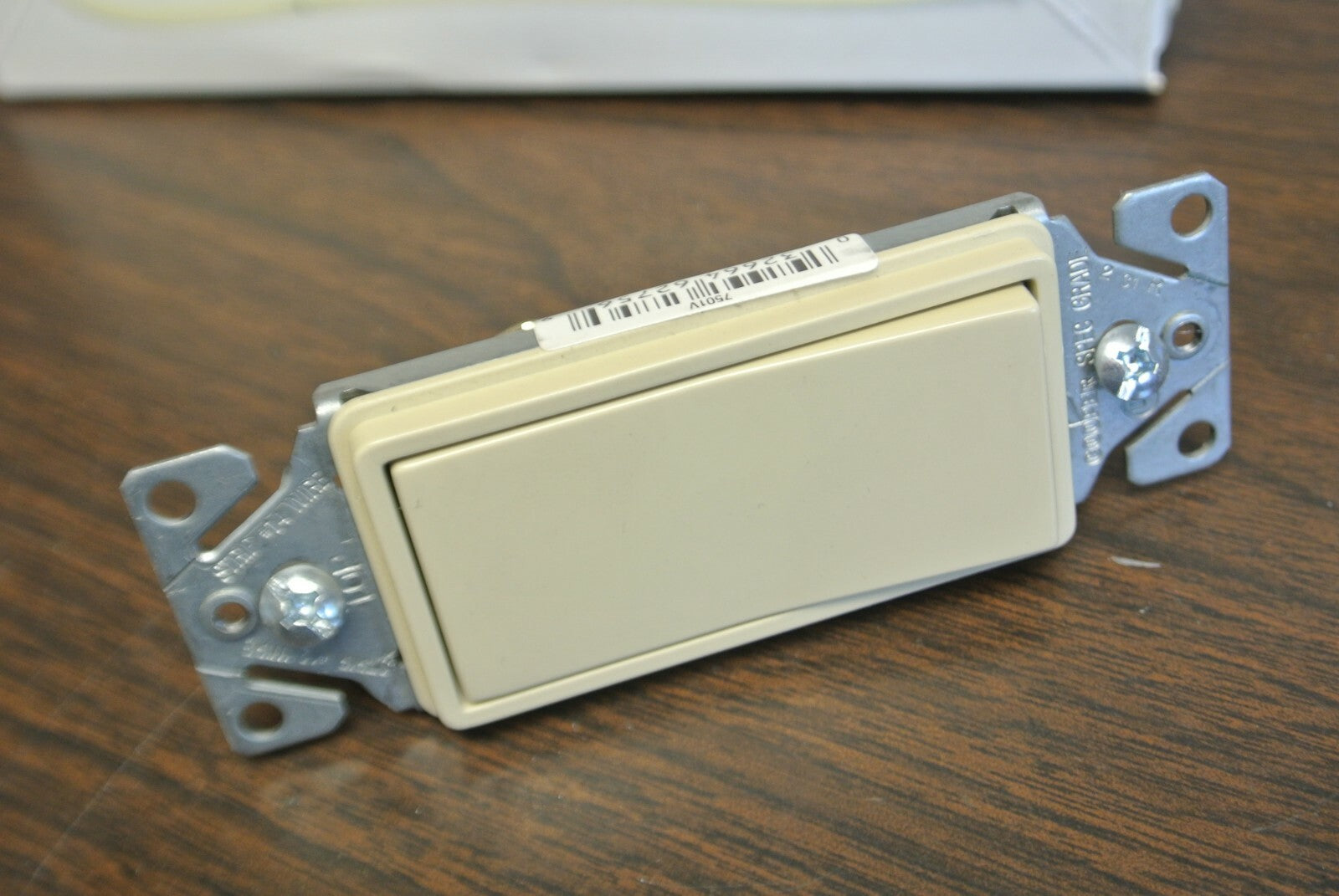 BOX of 10 / COOPER 7501V DECORATOR SINGLE POLE SWITCH / IVORY / 15A / 120/277VAC4